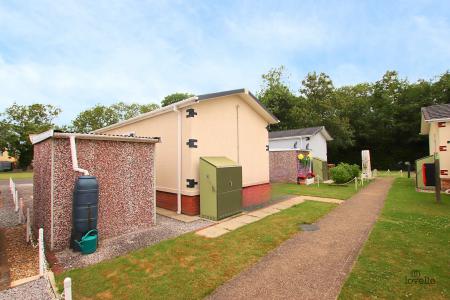 2 bedroom Park home for sale in Barton Broads Park, Maltkiln R, Barton-upon-Humber, North Lincolnshire, DN18