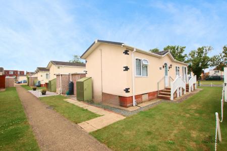 2 bedroom Park home for sale in Barton Broads Park, Maltkiln R, Barton-upon-Humber, North Lincolnshire, DN18