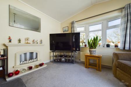 2 bedroom Park home for sale in Barton Broads Park, Maltkiln R, Barton-upon-Humber, North Lincolnshire, DN18