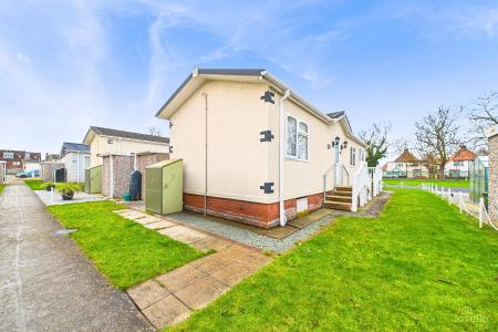 2 bedroom Park home for sale in Barton Broads Park, Maltkiln R, Barton-upon-Humber, North Lincolnshire, DN18
