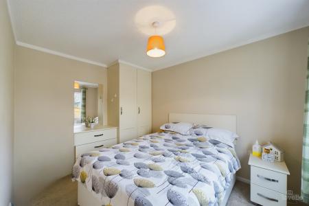 2 bedroom Park home for sale in Barton Broads Park, Maltkiln R, Barton-upon-Humber, North Lincolnshire, DN18