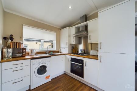 2 bedroom Park home for sale in Barton Broads Park, Maltkiln R, Barton-upon-Humber, North Lincolnshire, DN18