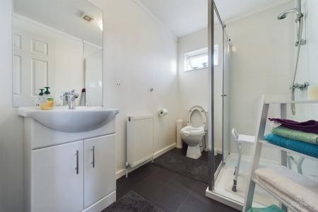 2 bedroom Park home for sale in Barton Broads Park, Maltkiln R, Barton-upon-Humber, North Lincolnshire, DN18