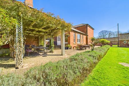 6 bedroom Manor House for sale in Burnham Manor - Burnham, Barton-upon-Humber, North Lincolnshire, DN18