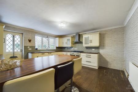 3 bedroom Detached bungalow for sale in Nicolson Drive, Barton-upon-Humber, North Lincolnshire, DN18