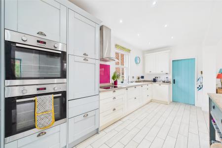 6 bedroom Detached house for sale in North Street, Barrow-upon-Humber, North Lincolnshire, DN19