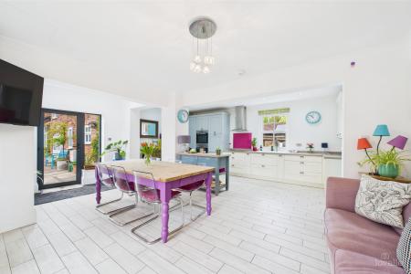 6 bedroom Detached house for sale in North Street, Barrow-upon-Humber, North Lincolnshire, DN19