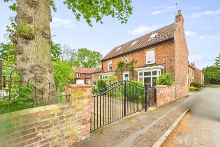 6 bedroom Detached house for sale in North Street, Barrow-upon-Humber, North Lincolnshire, DN19