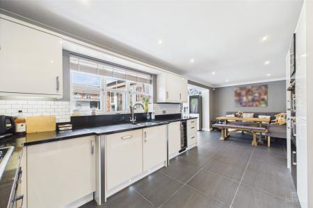 6 bedroom Detached house for sale in Orangeleaf Way, Barton-upon-Humber, North Lincolnshire, DN18