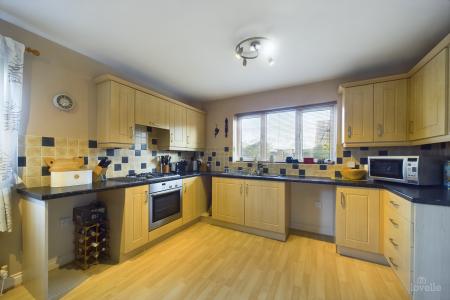 4 bedroom Detached house for sale in Riverbank Rise, Barton-upon-Humber, North Lincolnshire, DN18