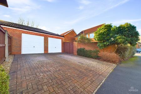 4 bedroom Detached house for sale in Riverbank Rise, Barton-upon-Humber, North Lincolnshire, DN18