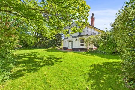 6 bedroom Detached house for sale in West End Road, Ulceby, North Lincolnshire, DN39