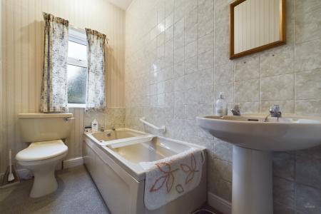 2 bedroom Semi-detached bungalow for sale in Wold Road, Barrow-upon-Humber, North Lincolnshire, DN19