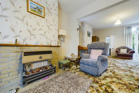 2 bedroom Semi-detached bungalow for sale in Wold Road, Barrow-upon-Humber, North Lincolnshire, DN19