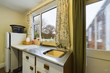 2 bedroom Semi-detached bungalow for sale in Wold Road, Barrow-upon-Humber, North Lincolnshire, DN19
