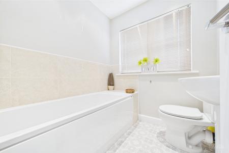 4 bedroom Detached house for sale in Warwick Drive, Barton-upon-Humber, North Lincolnshire, DN18