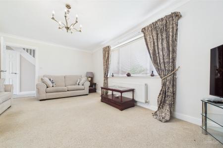 4 bedroom Detached house for sale in Warwick Drive, Barton-upon-Humber, North Lincolnshire, DN18