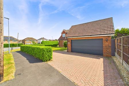 4 bedroom Detached house for sale in Warwick Drive, Barton-upon-Humber, North Lincolnshire, DN18