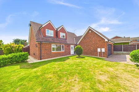 4 bedroom Detached house for sale in Warwick Drive, Barton-upon-Humber, North Lincolnshire, DN18