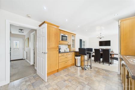 4 bedroom Detached house for sale in Warwick Drive, Barton-upon-Humber, North Lincolnshire, DN18
