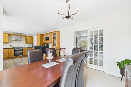 4 bedroom Detached house for sale in Warwick Drive, Barton-upon-Humber, North Lincolnshire, DN18