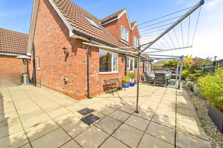 4 bedroom Detached house for sale in Warwick Drive, Barton-upon-Humber, North Lincolnshire, DN18