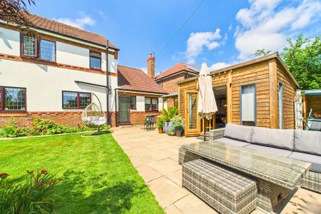 5 bedroom Detached house for sale in Willow Gardens, Barrow-upon-Humber, North Lincolnshire, DN19