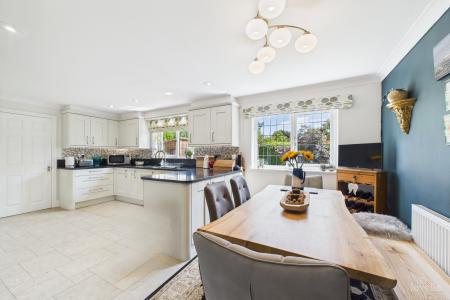 5 bedroom Detached house for sale in Willow Gardens, Barrow-upon-Humber, North Lincolnshire, DN19