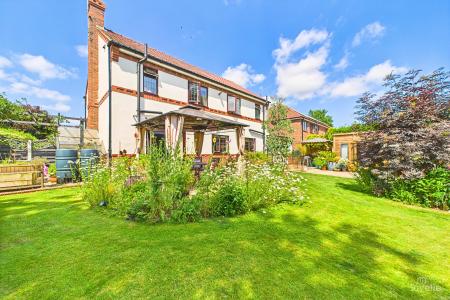 5 bedroom Detached house for sale in Willow Gardens, Barrow-upon-Humber, North Lincolnshire, DN19