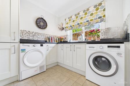 5 bedroom Detached house for sale in Willow Gardens, Barrow-upon-Humber, North Lincolnshire, DN19