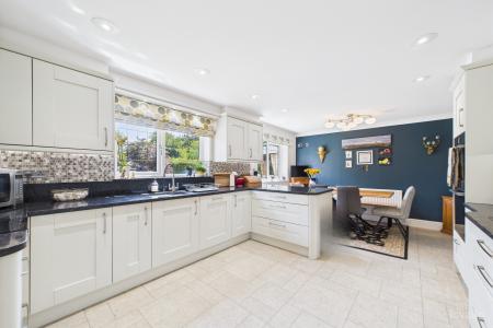 5 bedroom Detached house for sale in Willow Gardens, Barrow-upon-Humber, North Lincolnshire, DN19