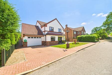 5 bedroom Detached house for sale in Willow Gardens, Barrow-upon-Humber, North Lincolnshire, DN19