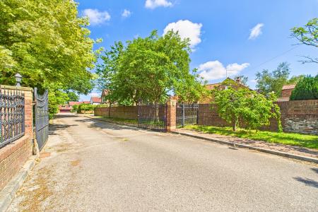 5 bedroom Detached house for sale in Willow Gardens, Barrow-upon-Humber, North Lincolnshire, DN19
