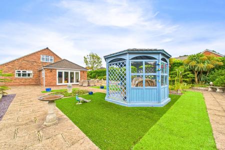 4 bedroom Detached house for sale in Eastfield Road, Barton-upon-Humber, North Lincolnshire, DN18