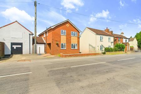 3 bedroom Link detached house for sale in Townside, East Halton, North Lincolnshire, DN40