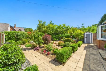 2 bedroom Detached bungalow for sale in High Street, Wootton, North Lincolnshire, DN39