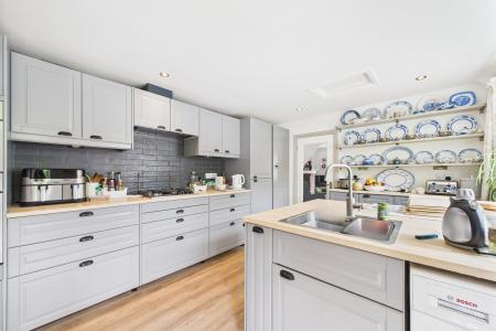 4 bedroom Semi-detached house for sale in Palmer Lane, Barrow-upon-Humber, North Lincolnshire, DN19