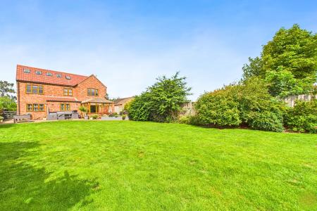 4 bedroom Detached house for sale in Ferry Road, Barrow-upon-Humber, North Lincolnshire, DN19