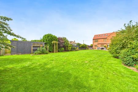 4 bedroom Detached house for sale in Ferry Road, Barrow-upon-Humber, North Lincolnshire, DN19