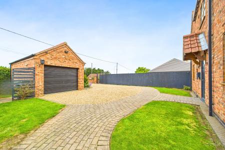 4 bedroom Detached house for sale in Ferry Road, Barrow-upon-Humber, North Lincolnshire, DN19