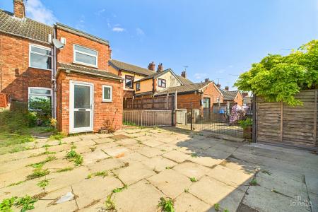 3 bedroom Semi-detached house for sale in Sluice Road, South Ferriby, North Lincolnshire, DN18