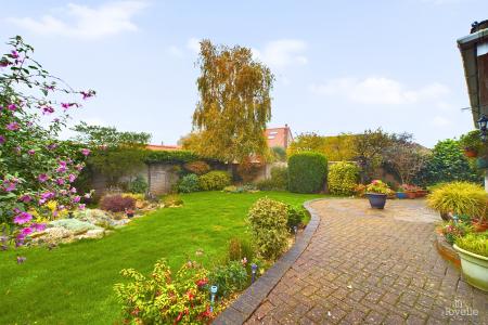 5 bedroom Detached house for sale in Ferry Road East, Barrow-upon-Humber, North Lincolnshire, DN19