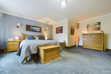 5 bedroom Detached house for sale in Ferry Road East, Barrow-upon-Humber, North Lincolnshire, DN19