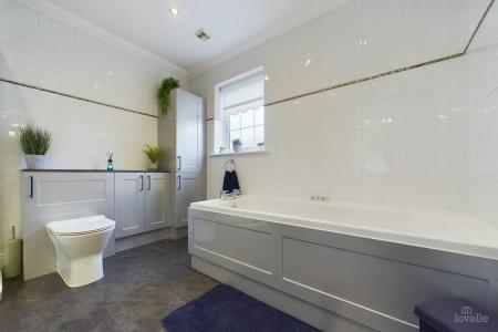 5 bedroom Detached house for sale in Ferry Road East, Barrow-upon-Humber, North Lincolnshire, DN19