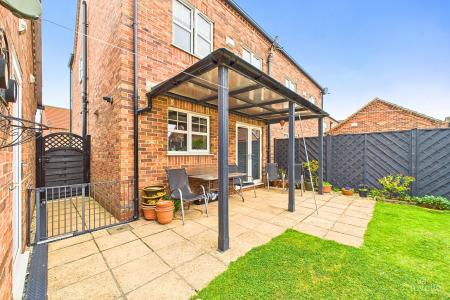 4 bedroom Semi-detached house for sale in Canberra View, Barton-upon-Humber, North Lincolnshire, DN18