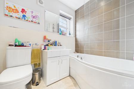 4 bedroom Semi-detached house for sale in Canberra View, Barton-upon-Humber, North Lincolnshire, DN18