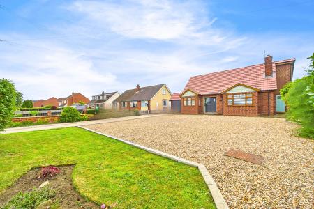3 bedroom Detached bungalow for sale in Station Road, Ulceby, North Lincolnshire, DN39