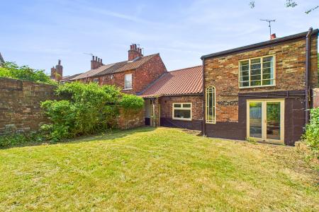 2 bedroom End of terrace house for sale in Whitecross Street, Barton-upon-Humber, North Lincolnshire, DN18