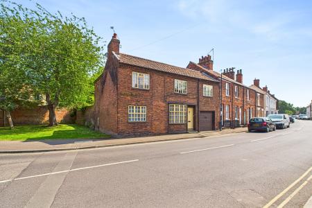 2 bedroom End of terrace house for sale in Whitecross Street, Barton-upon-Humber, North Lincolnshire, DN18