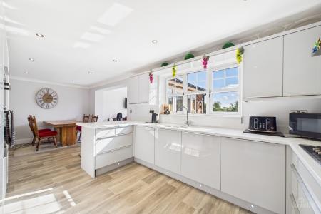 6 bedroom Detached house for sale in Huntsman Close, Goxhill, North Lincolnshire, DN19